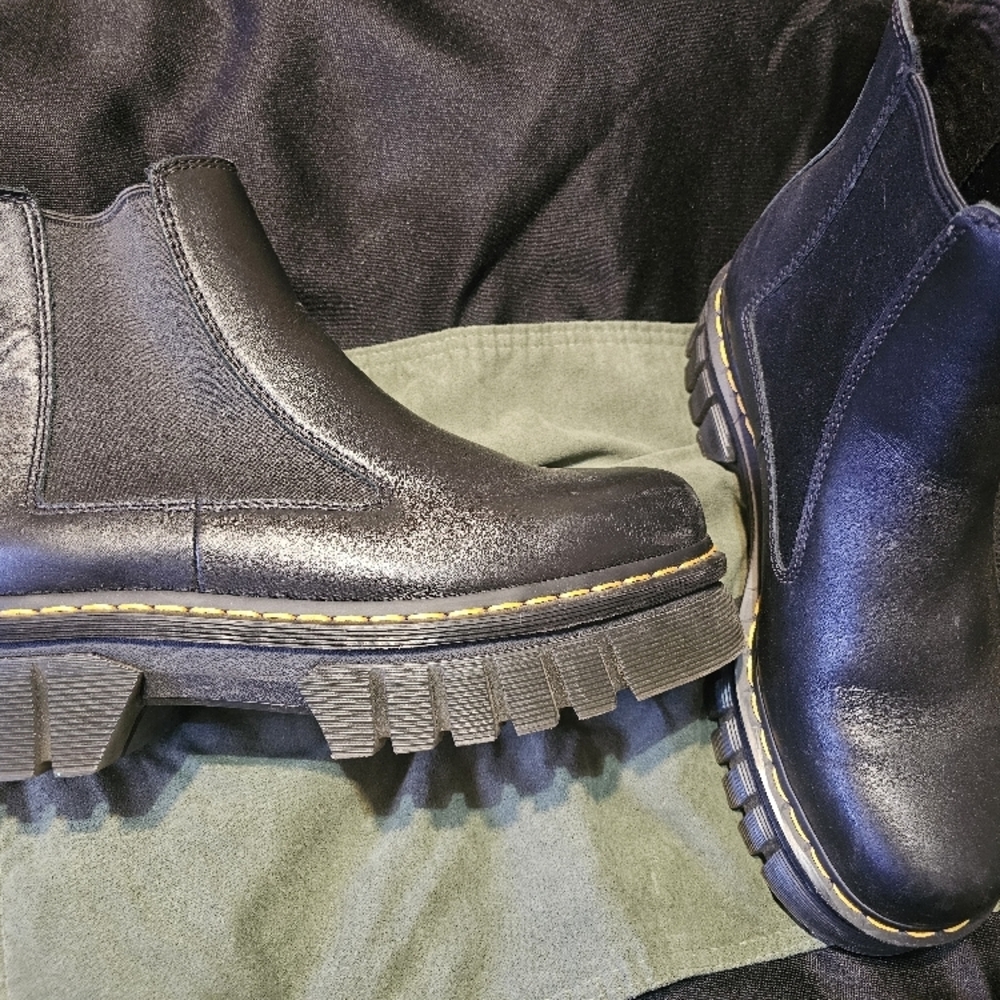 Sleek Black Chelsea Platform Boots with Rugged Sole